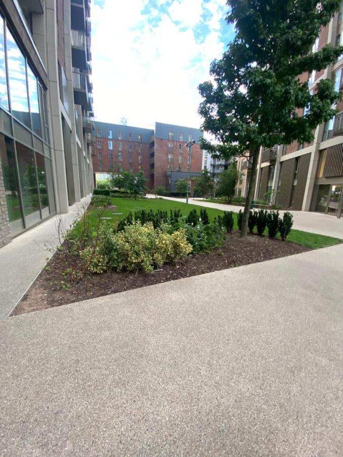 3 Bed Luxury Spacious With Pool Apartment Manchester