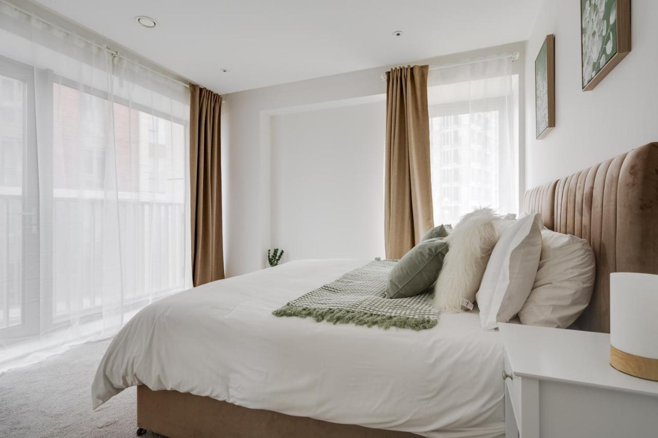 3 Bed Luxury Spacious With Pool Manchester