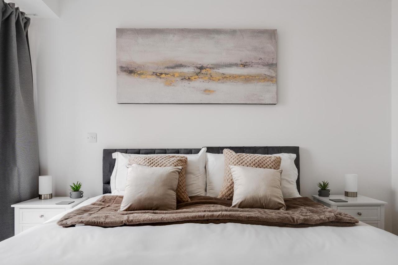 3 Bed Luxury Spacious With Pool * Manchester