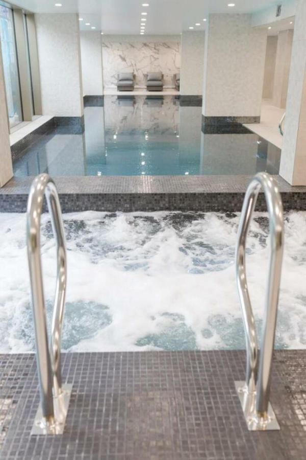 3 Bed Luxury Spacious With Pool Apartment Manchester