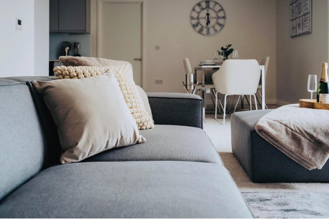 3 Bed Luxury Spacious With Pool Apartment Manchester