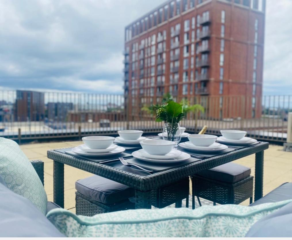 Apartment 3 Bed Luxury Spacious With Pool Manchester