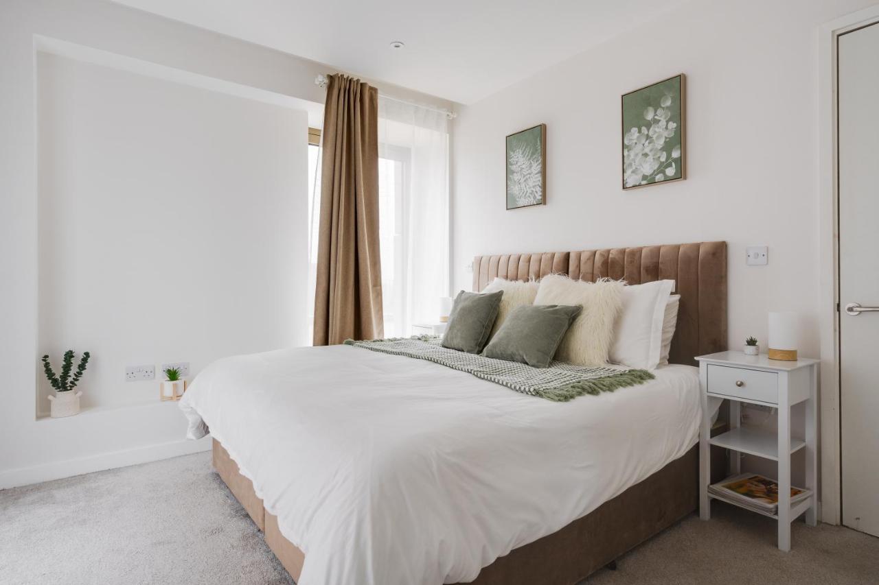 3 Bed Luxury Spacious With Pool Apartment Manchester