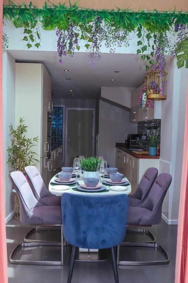 Stylish House For 9 With Patio Vakantiehuis Manchester