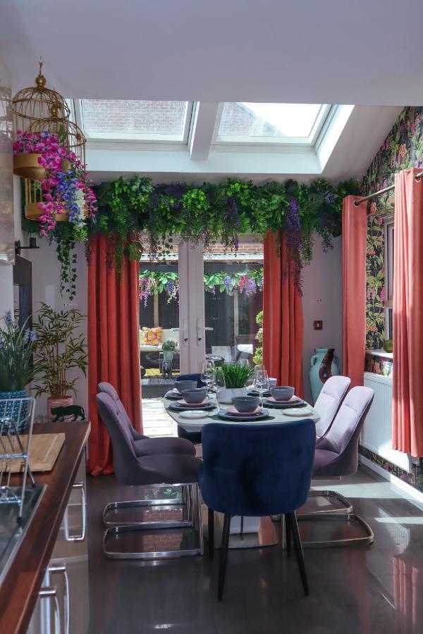 Stylish House For 9 With Patio Vakantiehuis *