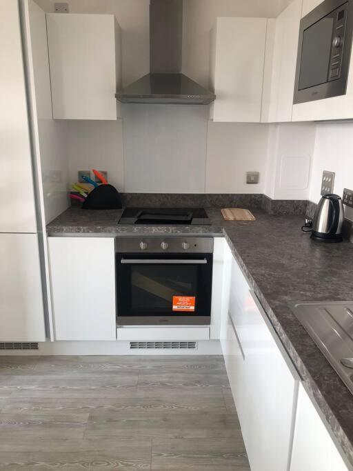 3 Bedroom Free Parking Apartment *