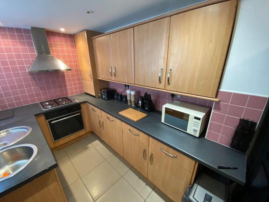 7 Bed - Spacious House - Central