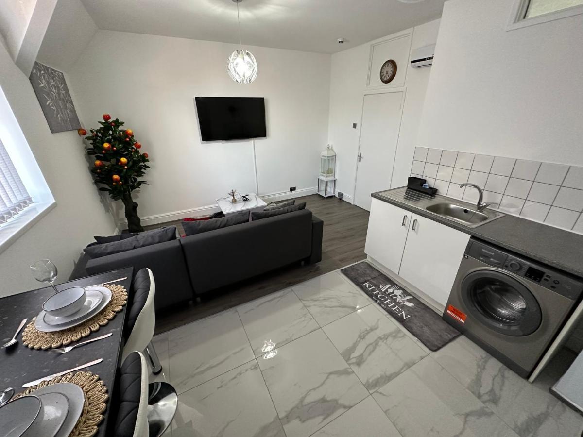 Apartment Lovely 2 Bedroom In Close To Centre And Stadium #1 *