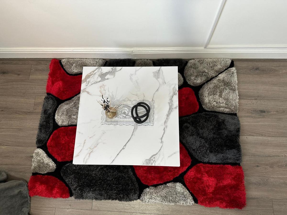Lovely 2 Bedroom In Close To Centre And Stadium #1