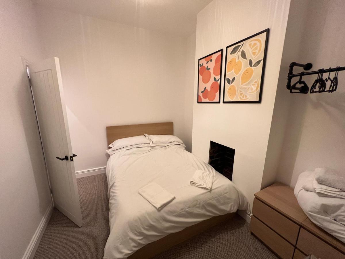 Altrincham Terrace - 2 Bedroom House - Free Parking - Sleeps 6 - Near Tram Stop Vakantiehuis Manchester