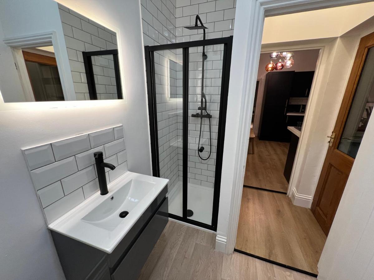 Altrincham Terrace - 2 Bedroom House - Free Parking - Sleeps 6 - Near Tram Stop * Manchester