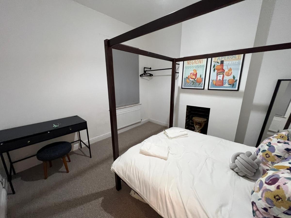 Altrincham Terrace - 2 Bedroom House - Free Parking - Sleeps 6 - Near Tram Stop *