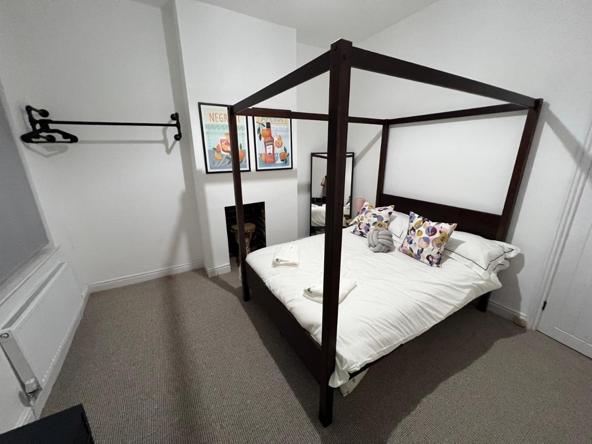 Vakantiehuis Altrincham Terrace - 2 Bedroom House - Free Parking - Sleeps 6 - Near Tram Stop Manchester