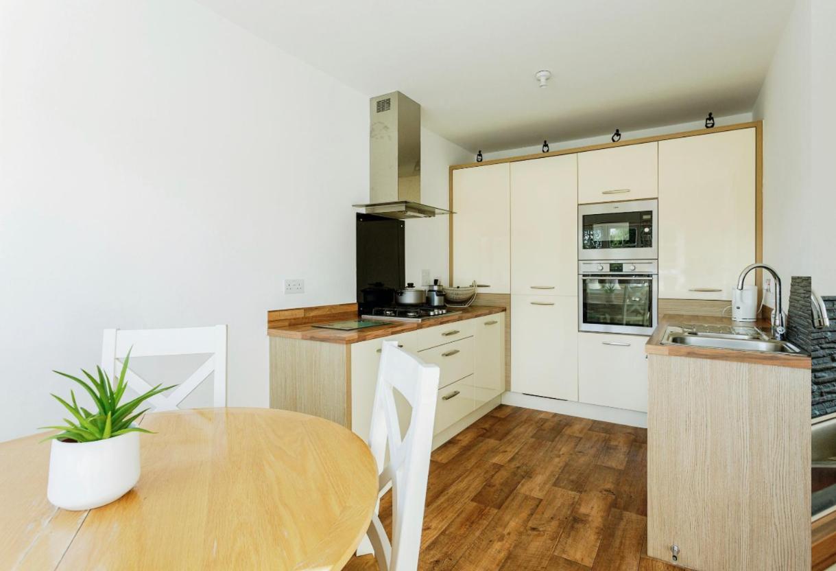 4 Bedroom Town House- Free Parking, Perfect For Families And Contractors *