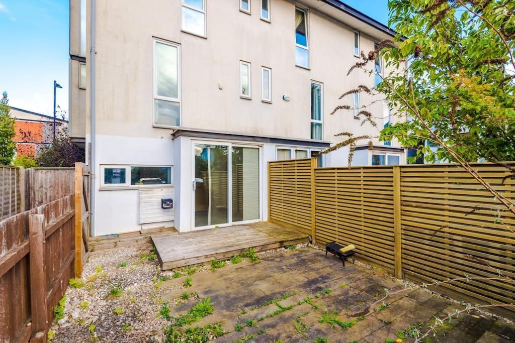 Tranquil 3 Bedroom Retreat With Parking * Manchester