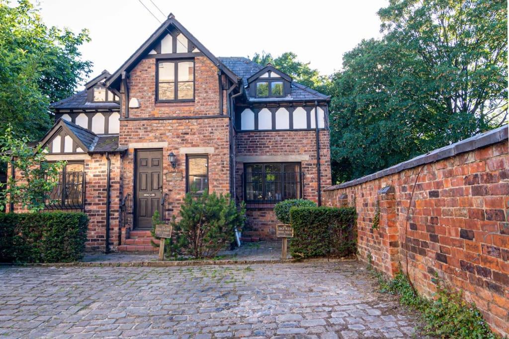 Detached House With Gated Parking In Whalley Range Villa *