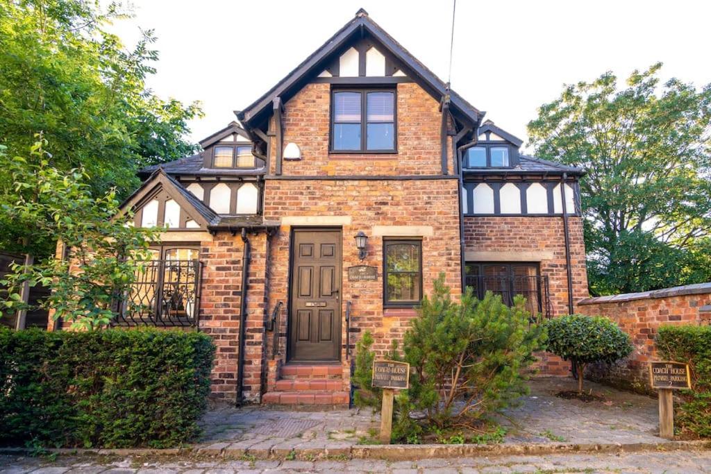 Detached House With Gated Parking In Whalley Range Villa