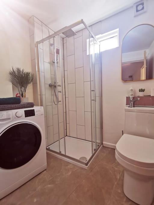 Detached House With Gated Parking In Whalley Range *