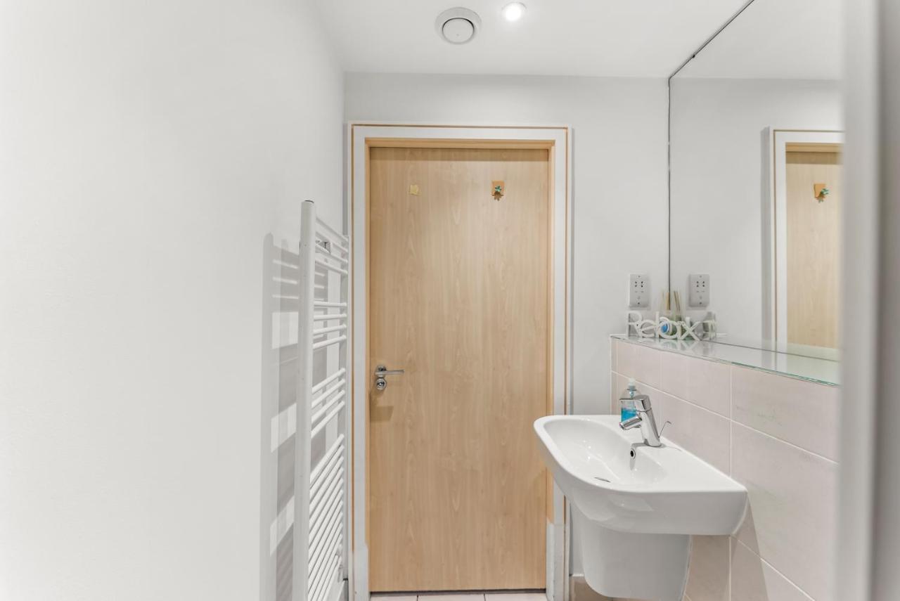 Large Central Manchester Apartment - Sleeps 8 Apartment *