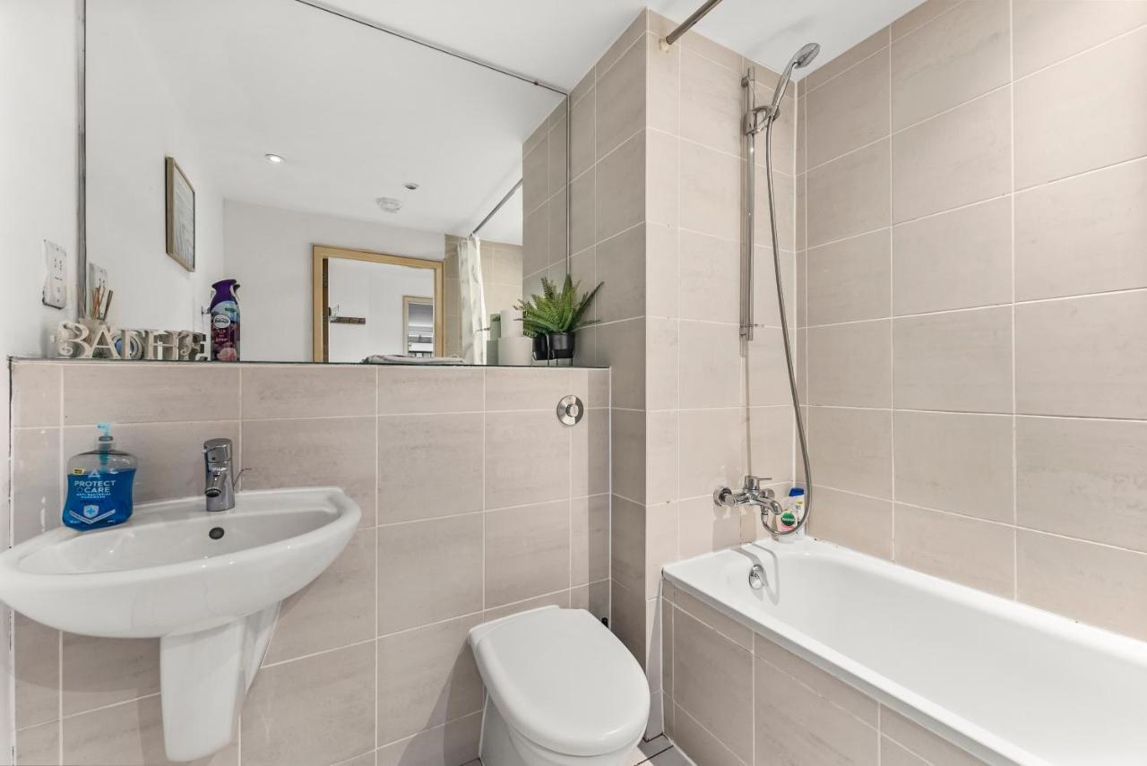 Large Central Manchester Apartment - Sleeps 8 * Manchester