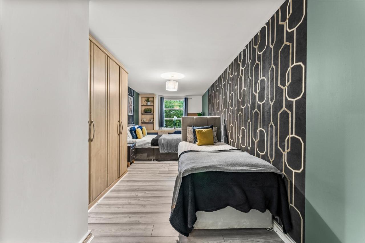Large Central Manchester Apartment - Sleeps 8 *