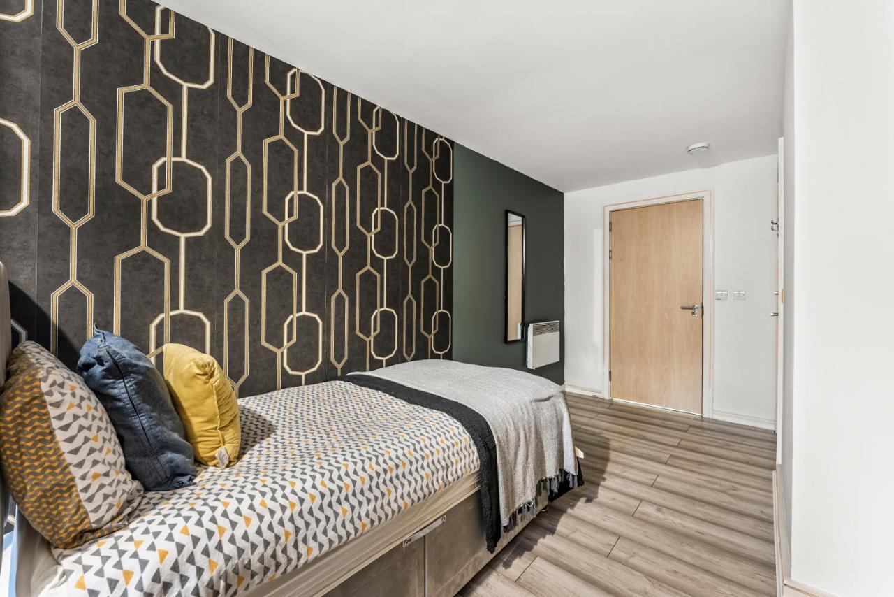 Large Central Manchester Apartment - Sleeps 8 * Manchester