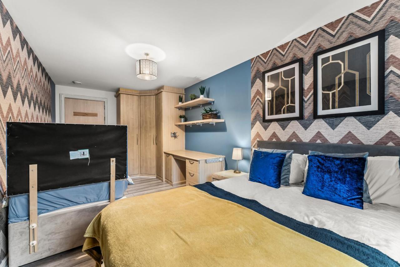 Large Central Manchester Apartment - Sleeps 8