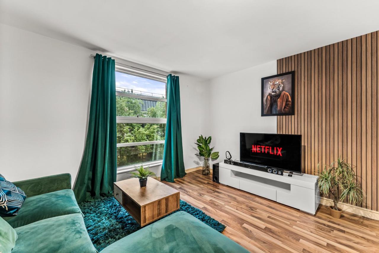 Large Central Manchester Apartment - Sleeps 8