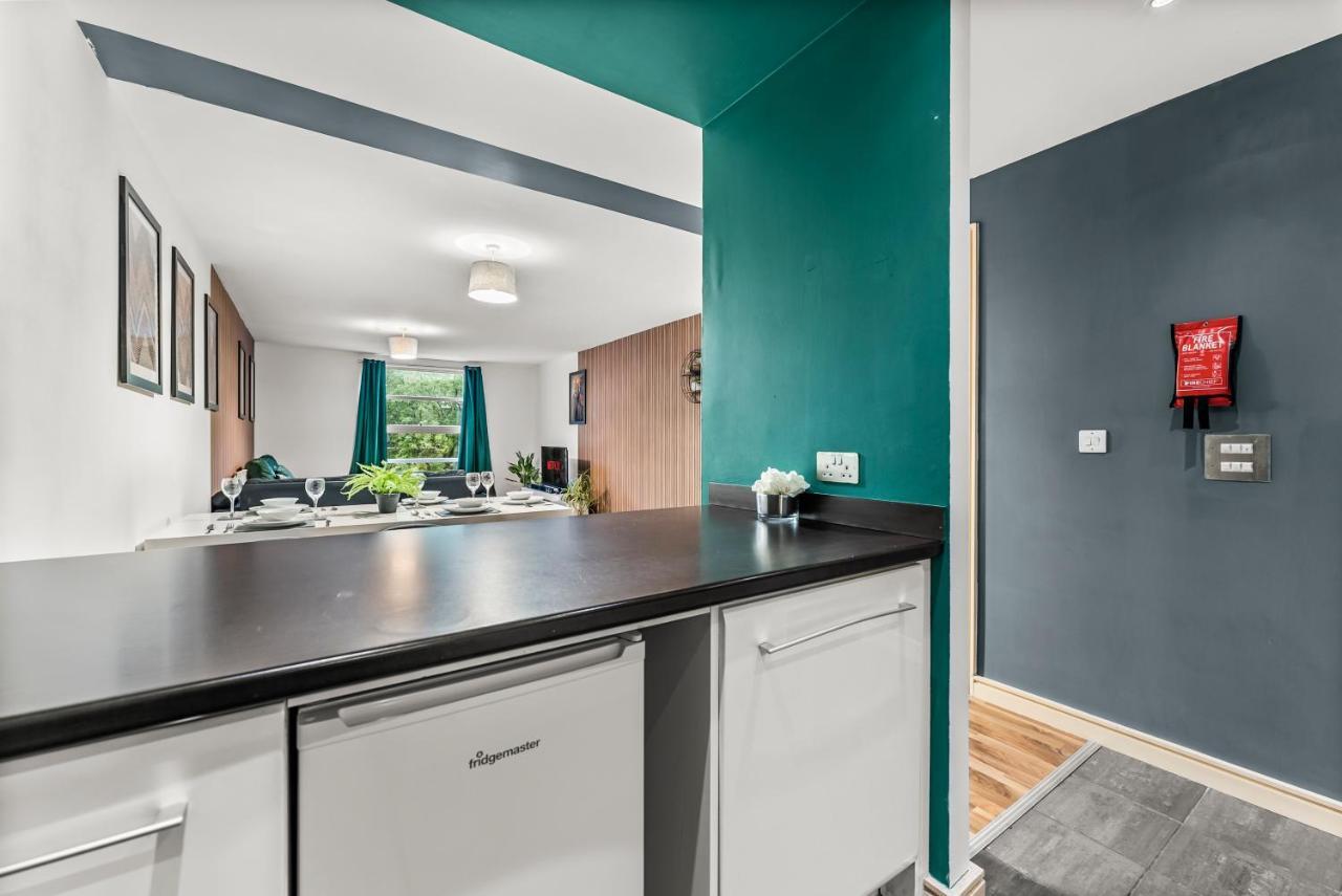 Large Central Manchester Apartment - Sleeps 8 *