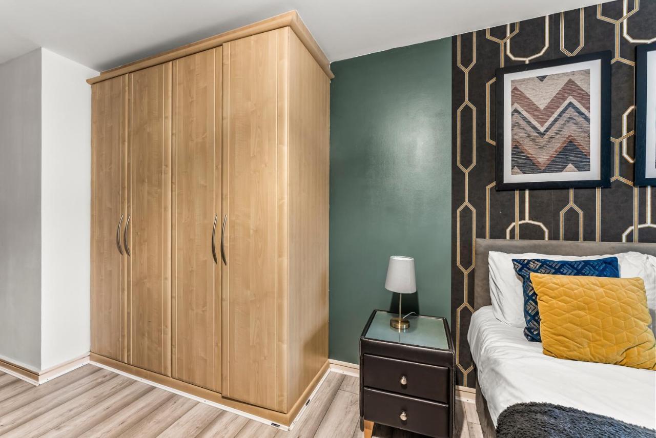 Large Central Manchester Apartment - Sleeps 8 * Manchester