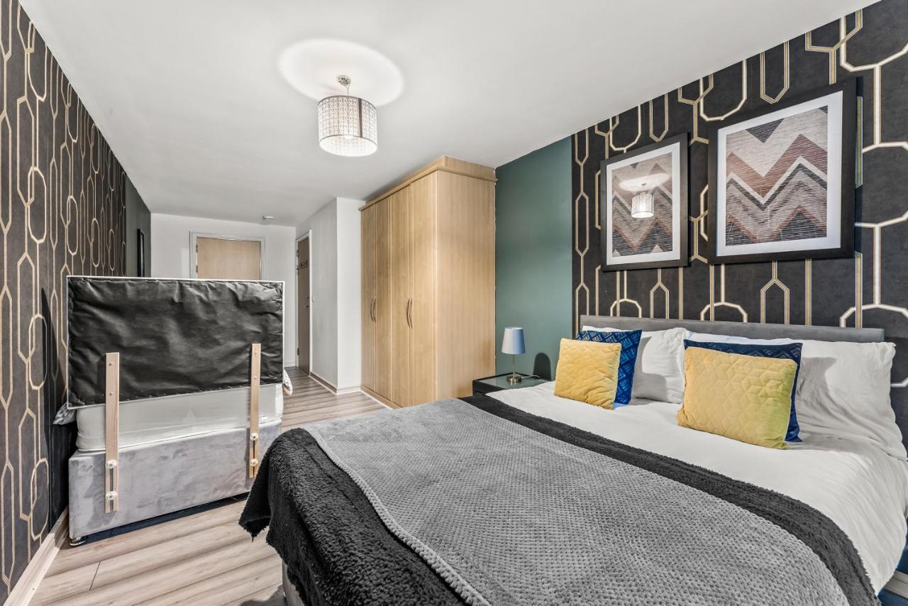 Large Central Manchester Apartment - Sleeps 8