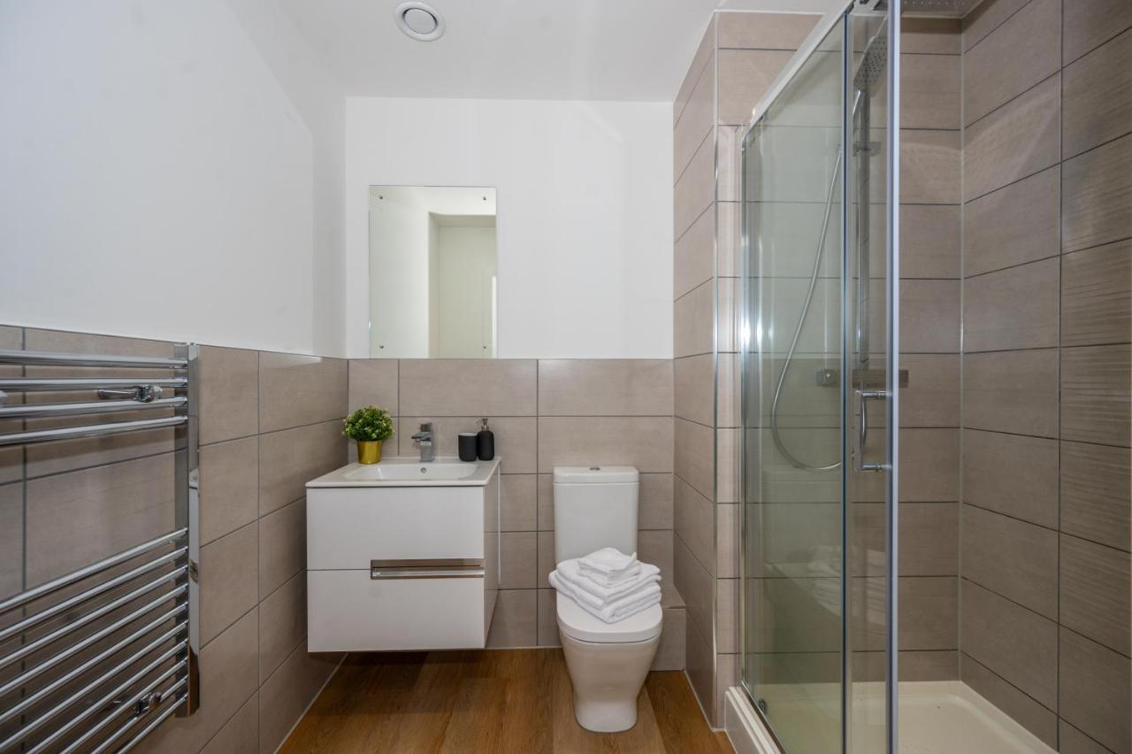 2 Bed - 5 Mins From Old Trafford Apartment