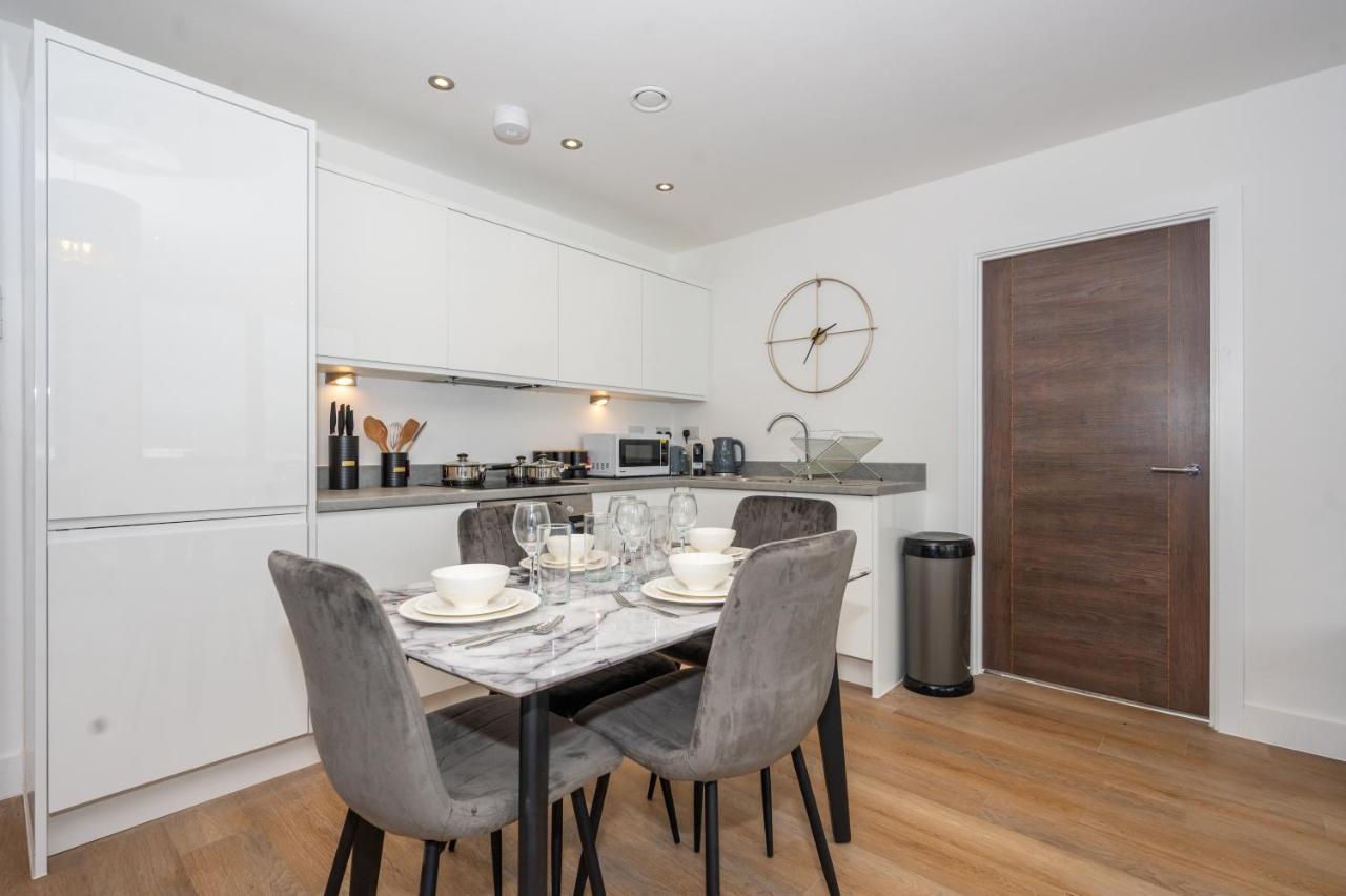 2 Bed - 5 Mins From Old Trafford Apartment