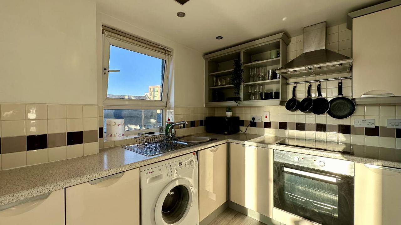 Lux Livin' - Luxury 2 Bed With Free Parking