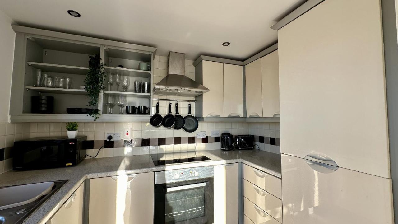 Lux Livin' - Luxury 2 Bed With Free Parking Apartment *
