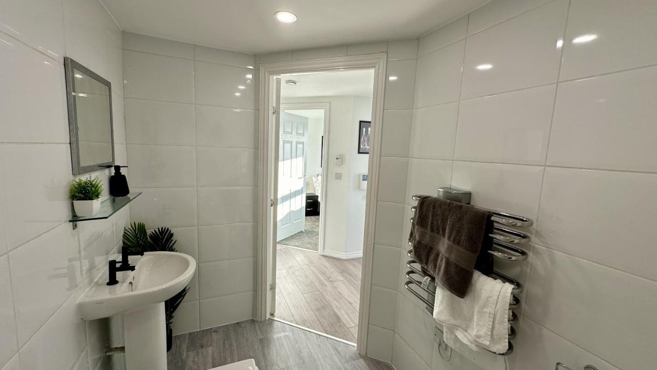 Lux Livin' - Luxury 2 Bed With Free Parking *
