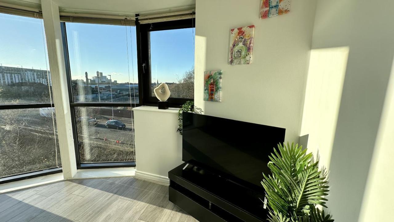 Lux Livin' - Luxury 2 Bed With Free Parking Manchester