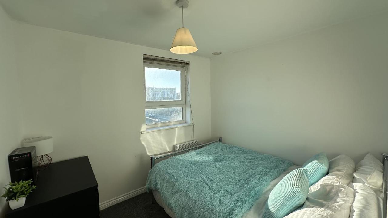 Lux Livin' - Luxury 2 Bed With Free Parking Apartment