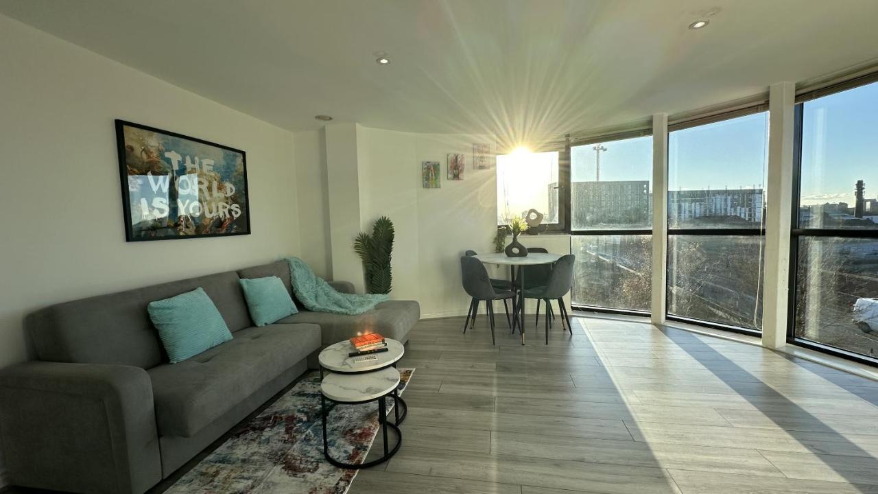 Lux Livin' - Luxury 2 Bed With Free Parking Apartment