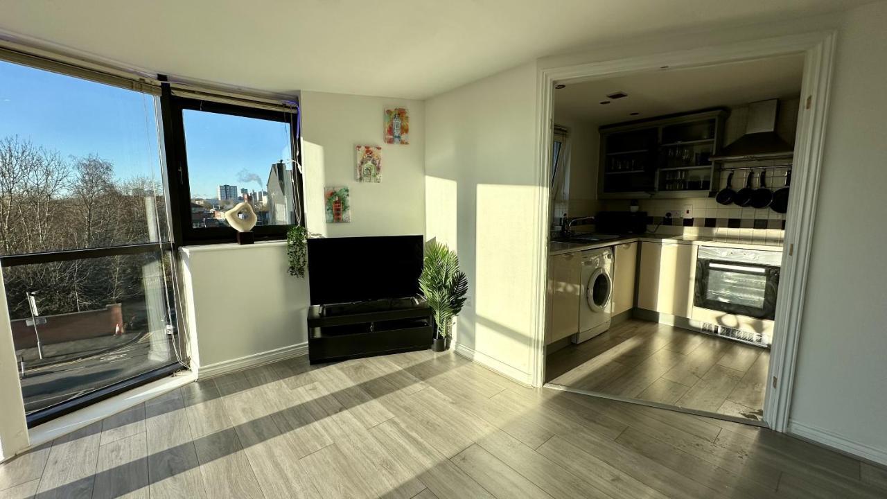 Lux Livin' - Luxury 2 Bed With Free Parking *