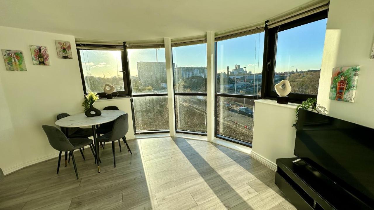 Lux Livin' - Luxury 2 Bed With Free Parking Manchester