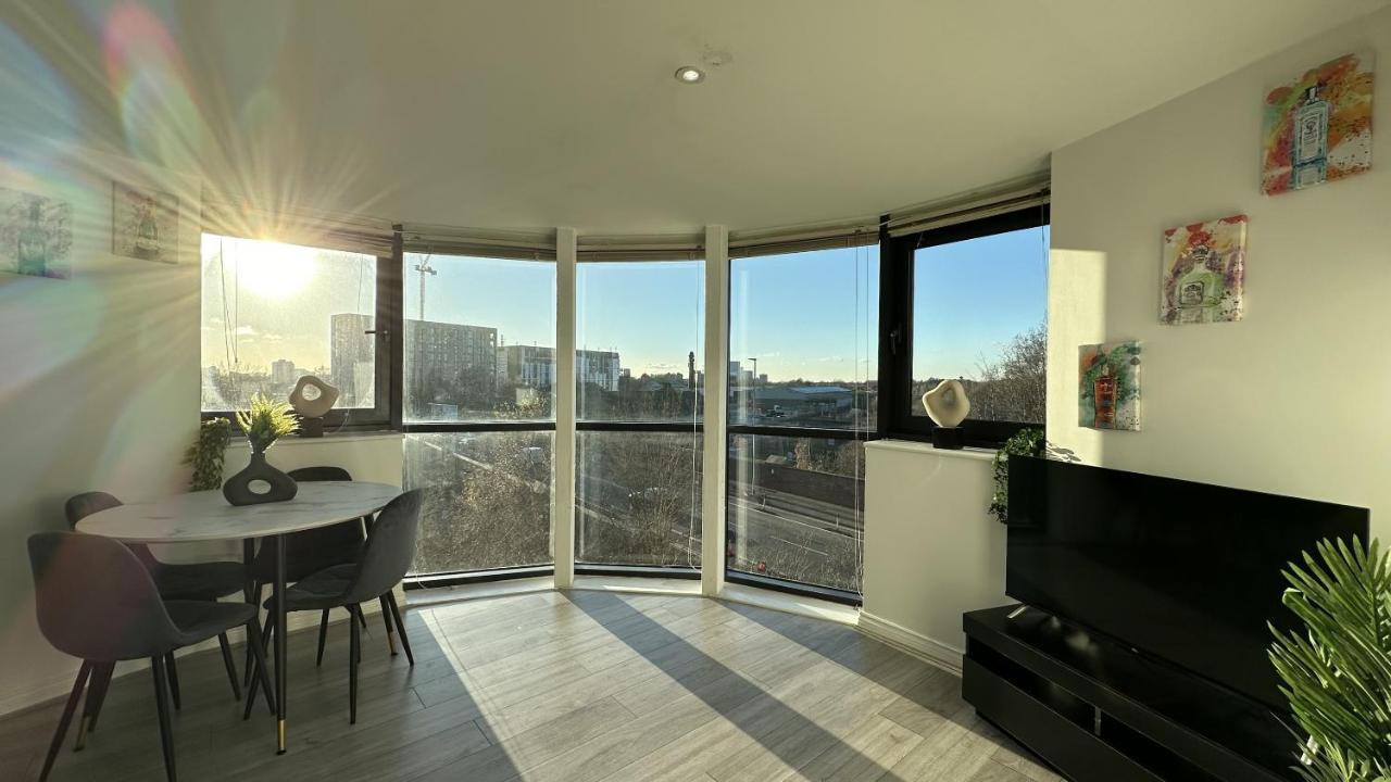 Lux Livin' - Luxury 2 Bed With Free Parking
