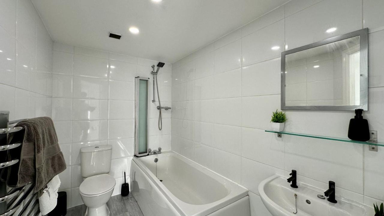 Lux Livin' - Luxury 2 Bed With Free Parking