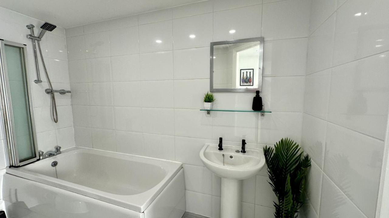 Lux Livin' - Luxury 2 Bed With Free Parking Manchester