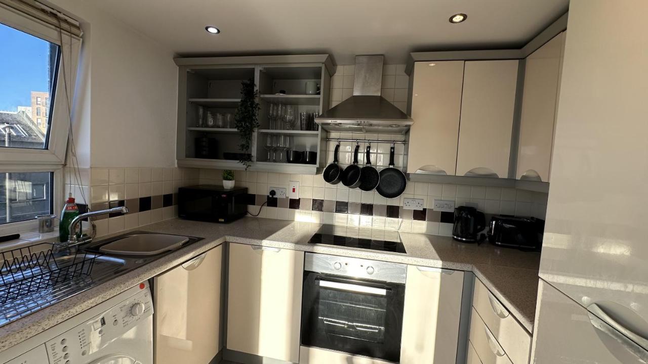Lux Livin' - Luxury 2 Bed With Free Parking Apartment Manchester