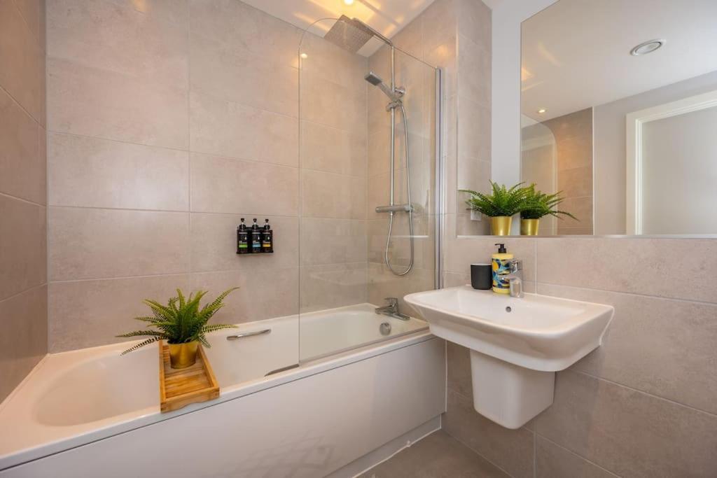 Stunning Brand New 3 Bed By Valore Services Appartement