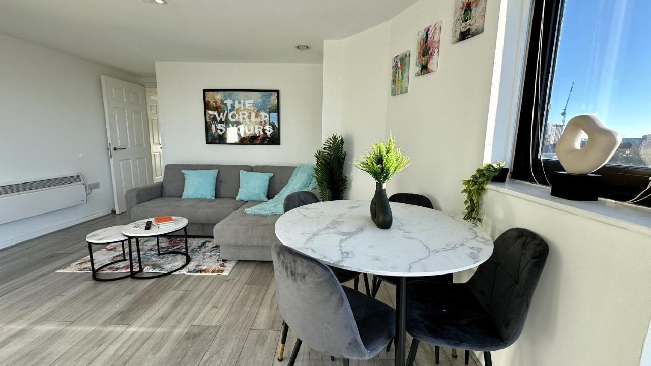 Lux Livin' - Luxury 2 Bed With Free Parking