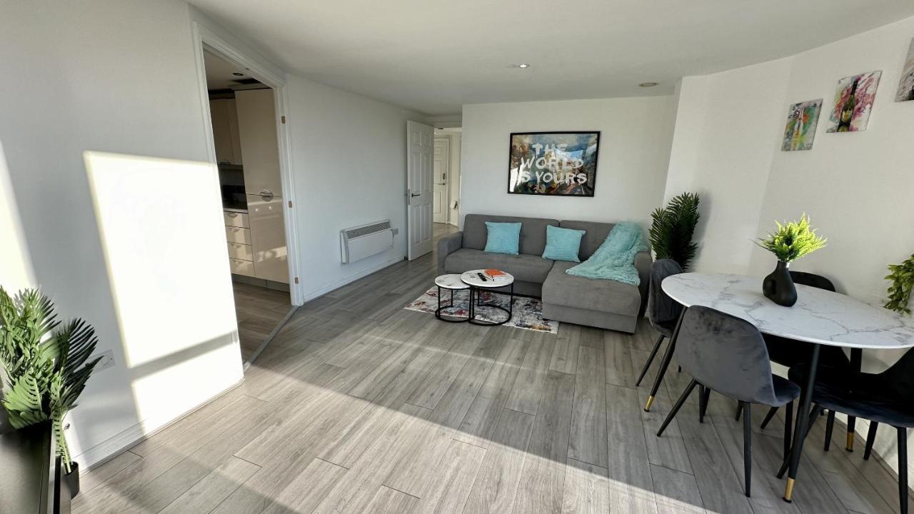 Lux Livin' - Luxury 2 Bed With Free Parking Apartment