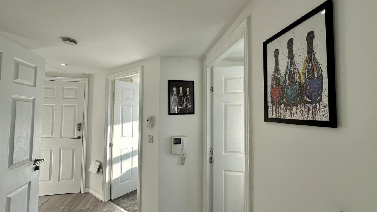 Lux Livin' - Luxury 2 Bed With Free Parking