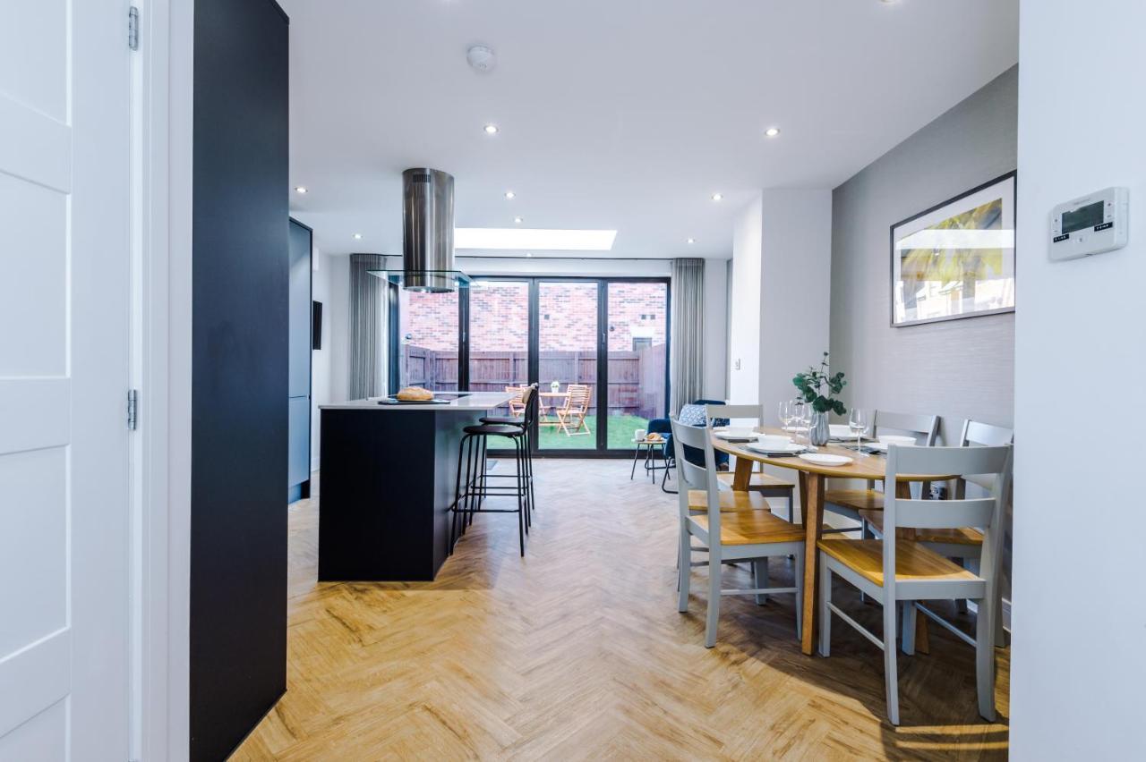 4 Bedroom Townhouse In - By Hilltop Serviced Holiday home Manchester